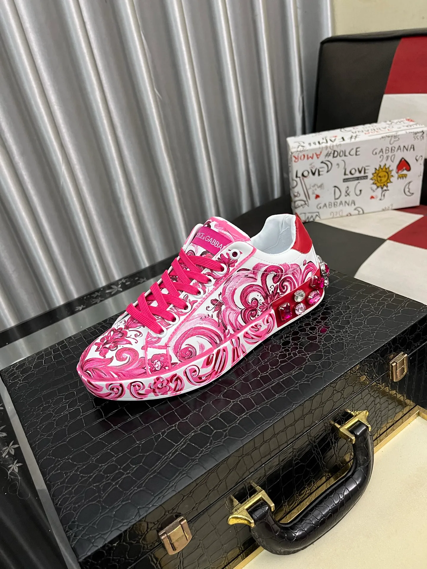 Men's shoes 💰500⌚️⌚️Dolce & Gabbana/DG heavy industry series, new casual fashion shoes 👟Simple and elegant style, fashionable and exclusive👑Fashionable and generous. Original breathable cotton + hand-painted craftsmanship, comfortable breathable lining. Exquisite luxury, super A level! Compared with the genuine product at the counter, the version is no worse at all💕Size: 35-462⃣️Color selection